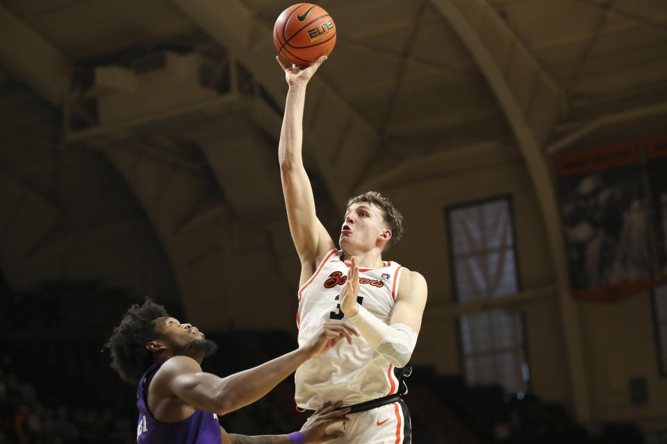 Oregon State forward Tyler Bilodeau (34) shoots over Washington forward Keion Brooks Jr. (1) during the first half of an NCAA college basketball game Saturday, Feb. 10, 2024, in Corvallis, Ore. (AP Photo/Amanda Loman)