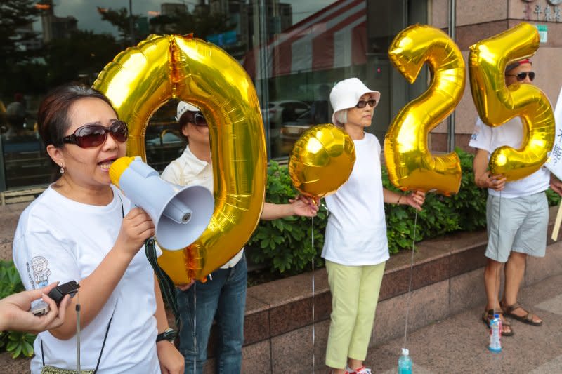 台灣酒駕防制社會關懷協會17日於民進黨部前召開「請民進黨簽署政黨防制酒駕共同宣言」記者會。（顏麟宇攝）