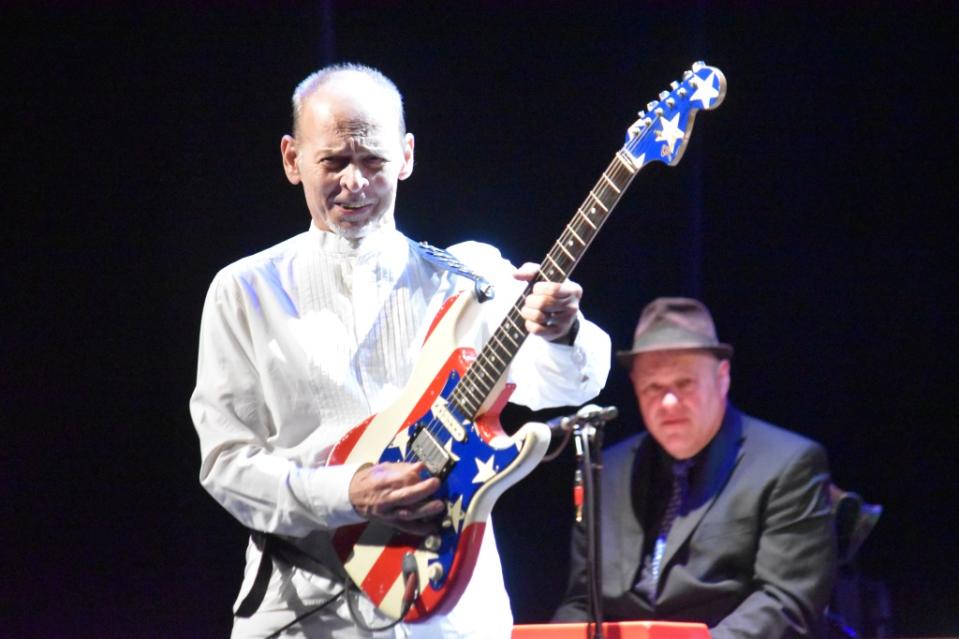 Wayne Kramer on guitar and Willie Aron on keyboards at the “Nuggets” concert at the Alex Theatre in Glendale, Calif., May 19, 2023 (Chris Willman/Variety)