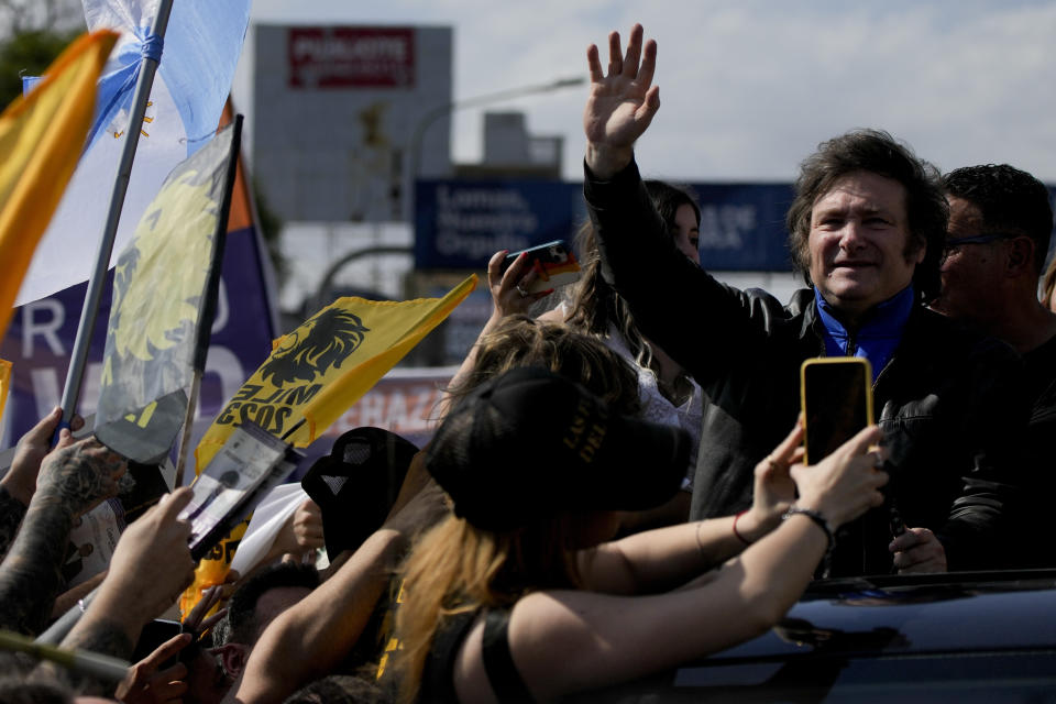 El candidato presidencial Javier Milei, de La Libertad Avanza, saluda a sus partidarios durante un mitin de campaña en Lomas de Zamora, Argentina, el lunes 16 de octubre de 2023. (AP Foto/Natacha Pisarenko)