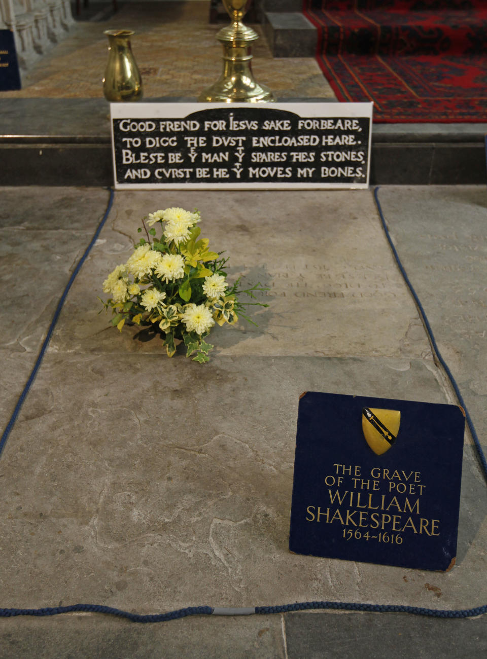 The grave of William Shakespeare is seen inside the Holy Trinity Church where Shakespeare was baptized and buried in Stratford-upon-Avon, southern England September 21, 2009. The roof of the church where William Shakespeare&#39;s remains lie is in danger of collapse, the group dedicated to the church&#39;s preservation said on Monday.    REUTERS/ Eddie Keogh (BRITAIN SOCIETY ENTERTAINMENT)