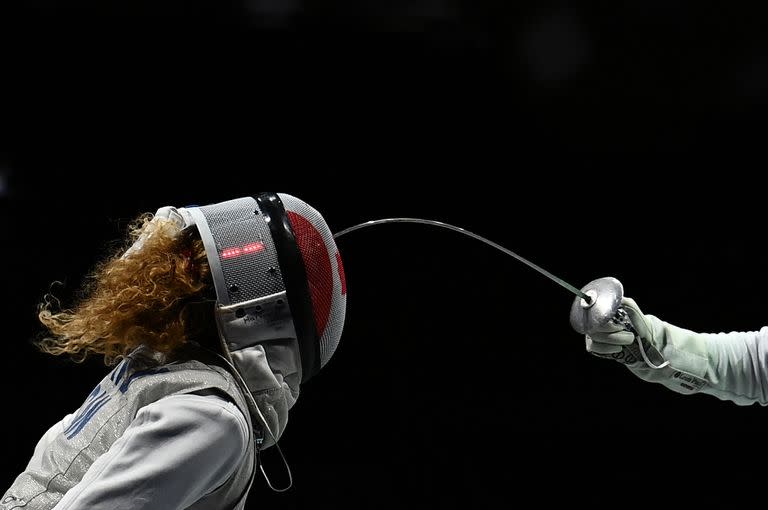 La canadiense Eleanor Harvey (izquierda) compite contra la francesa Ysaora Thibus en los cuartos de final del equipo femenino de florete durante los Juegos Olímpicos de Tokio 2020 en el Makuhari Messe Hall en la ciudad de Chiba, Prefectura de Chiba, Japón, el 29 de julio de 2021.