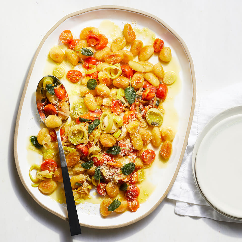 Crispy Gnocchi Pasta with Tomatoes & Leeks