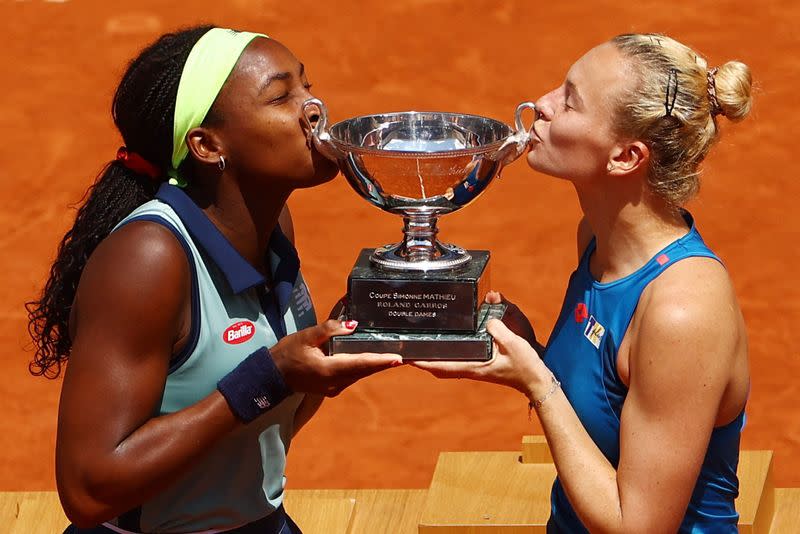 Foto del domingo de la estadounidense Coco Gauff y la checa Katerina Siniakova con el trofeo de campeonas del dobles femeninode Roland Garros