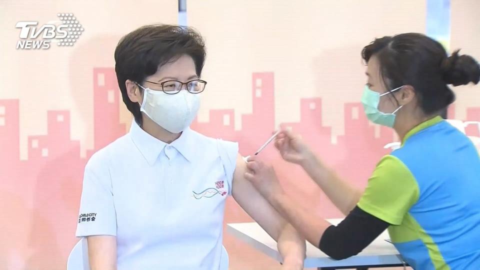 林鄭月娥打領官員施打科興疫苗。（圖／TVBS）