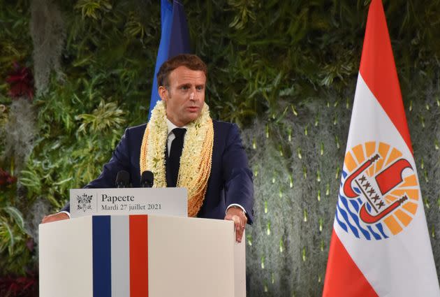 Emmanuel Macron, devant les drapeaux français et européens à gauche, polynésiens à droite, lors d'un discours à Tahiti, Polyénsie française, le 27 juillet 2021. (Photo: via Associated Press)