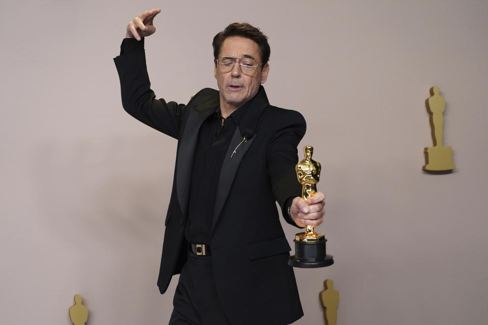 Robert Downey Jr. posa en la sala de prensa con el premio a mejor actor de reparto por "Oppenheimer" en los Oscar el domingo 10 de marzo de 2024, en el Teatro Dolby en Los Ángeles. (Foto Jordan Strauss/Invision/AP)