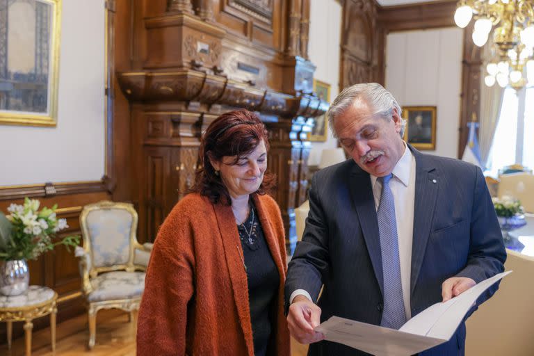 El presidente Alberto Fernández junto a la ministra Raquel "Kelly" Olmos