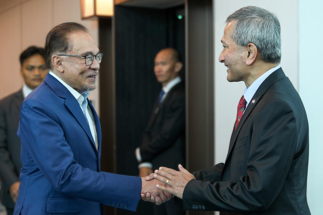 Singapore Minister for Foreign Affairs Dr Vivian Balakrishnan receiving Prime Minister Dato’ Seri Anwar Ibrahim at Changi Airport on 30 January 2023 