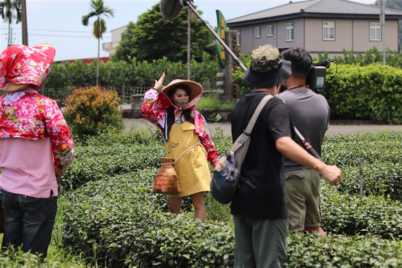 黃露瑤挑戰黃西田主持棒，想成為草地女狀元 。（圖／楠軒工作室提供）