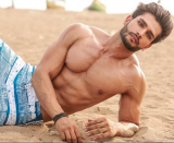 <p>Inconnu du grand public il n’y a pas si longtemps, Rohit Khadelwal aura pourtant marqué l’année 2016, et pour cause. L’acteur et mannequin indien a été élu Mister Monde 2016. Il est le premier asiatique à gagner ce concours. A 26 ans, ce brun ténébreux à la plastique de rêve souhaite obtenir davantage de rôles au cinéma grâce à son titre de Mr World… Célibataire, il ne devrait pas tarder à trouver chaussure à son pied…</p>