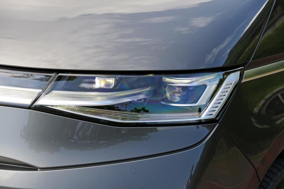 全車系標配IQ.Light LED Matrix矩陣式頭燈，Style車型還追加連貫式LED定位燈。