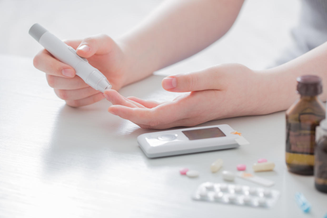 girl teenager measures blood sugar level