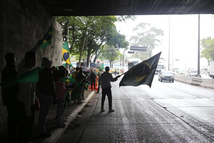 *Arquivo* SÃO PAULO, SP, 01.11.2022 - Bandeira do Brasil em ato antidemocrático na marginal Tietê, na zona este de São Paulo. (Foto: Rubens Cavallari/Folhapress)