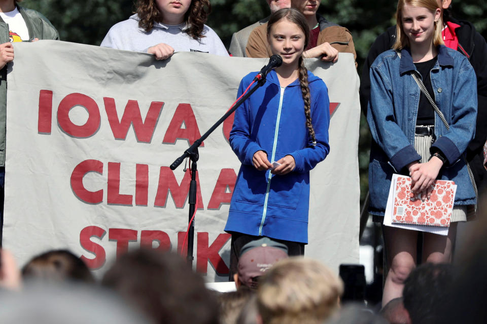 Auch ohne Nobelpreis bleibt Greta Thunberg weiter aktiv. Hier ist sie auf einer Umweltdemo in Iowa City, USA zu sehen. (REUTERS/Daniel Acker)