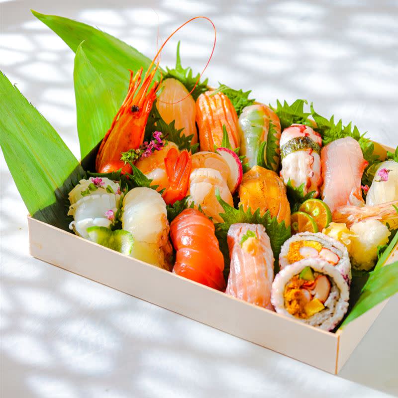 晶華酒店推漁港海鮮壽司直送，一盒有16貫（圖／晶華酒店提供）