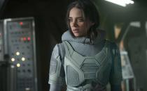 Paul Rudd bekam mit ihr eine mächtige Gegenspielerin: Ava Starr (Hannah John-Kamen), bekannt als Ghost. Sie ist die Tochter von Elihas und Catherine Starr, die durch einen Quantenunfall ums Leben kamen. Seitdem kann sie sich dematerialisieren und Energie erzeugen. Ghost wurde von den S.H.I.E.L.D.-Forschern betreut. In "Ant Man and the Wasp" hat sie nur ein Ziel: Das Labor von Hank Pyms (Michael Douglas) zu stehlen, damit sie geheilt wird. (Bild: Marvel Studios 2018)