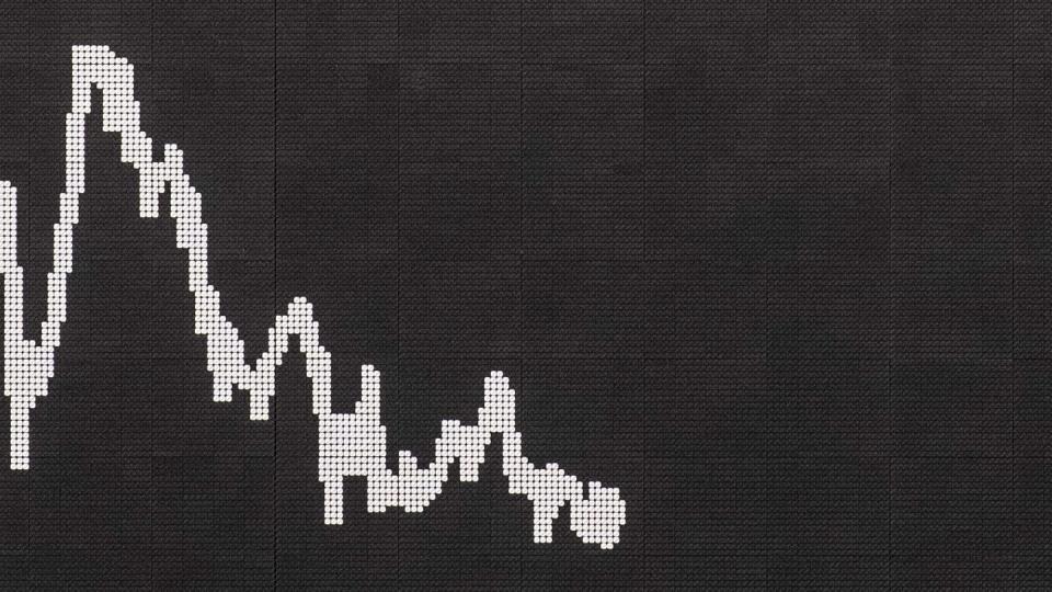 Die Kurve-Kurve wird im Handelssaal der Börse angezeigt. Der Kurssturz an den Börsen zu Beginn der Corona-Krise hat am Vermögen der Menschen in Deutschland genagt.