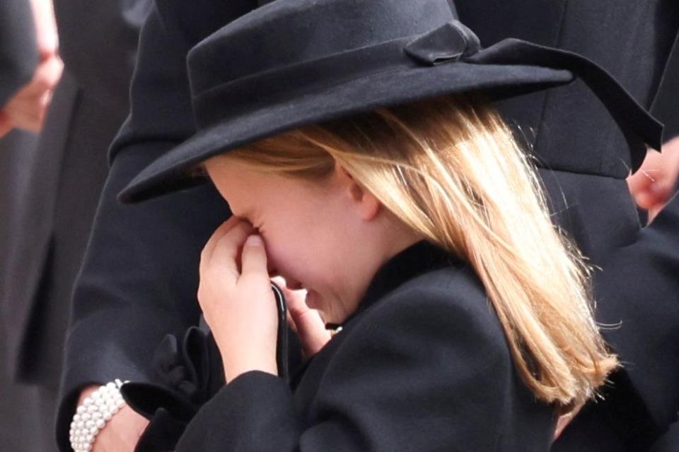 國葬儀式結束後，一行人站在西敏寺外頭時，夏綠蒂公主一直強忍著的淚水終於流下。（路透社）