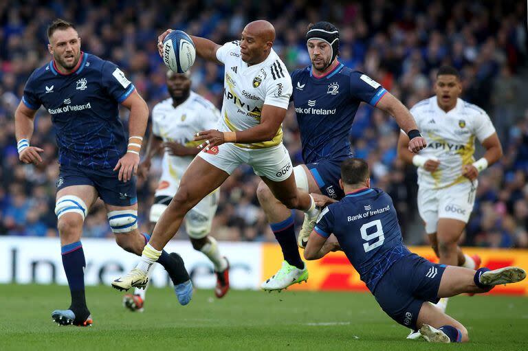 Teddy Thomas, de La Rochelle, intenta dejar atrás a Jamison Gibson-Park, medio-scrum de Leinster, en uno de los cuartos de final del principal certamen de Europa.