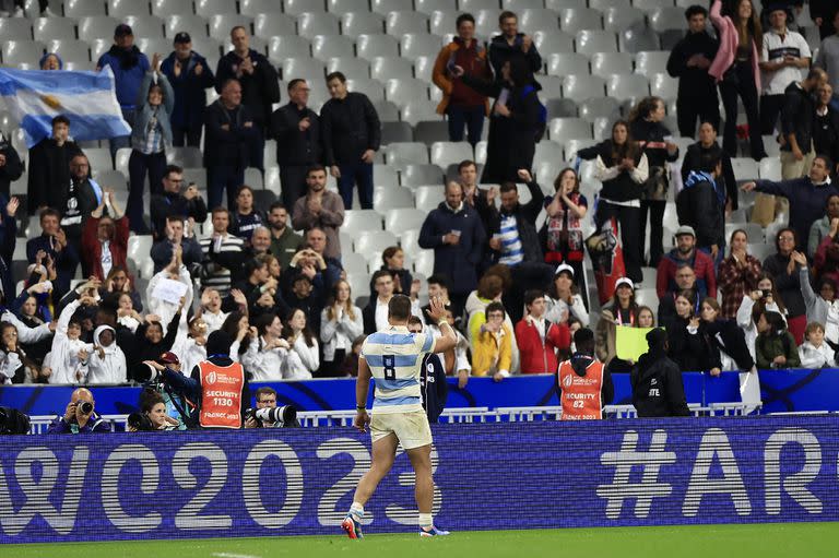 Facundo Isa saluda a hinchas en el Stade de France; los argentinos fueron muchísimos en Saint-Denis, pero la supremacía neozelandesa aplacó todo lo celeste y blanco en la primera semifinal.