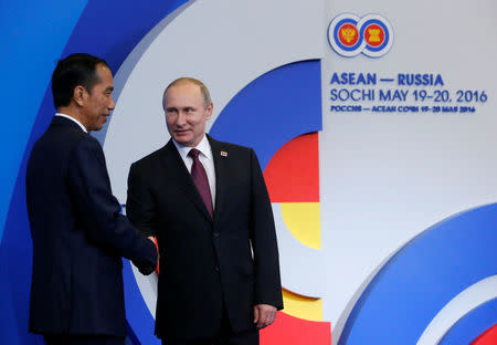 Russian President Vladimir Putin shakes hands with his Indonesian counterpart Joko Widodo during a welcoming ceremony for heads of the delegations at the Russia-ASEAN summit in Sochi, Russia, May 20, 2016. REUTERS/Sergei Karpukhin