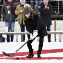 <p>Herzogin Kate versucht sich in Stockholm im Hockey. Prinz William und seine Ehefrau befinden sich derzeit auf einer viertägigen Reise durch Schweden und Norwegen. (Bild: AP Photo) </p>