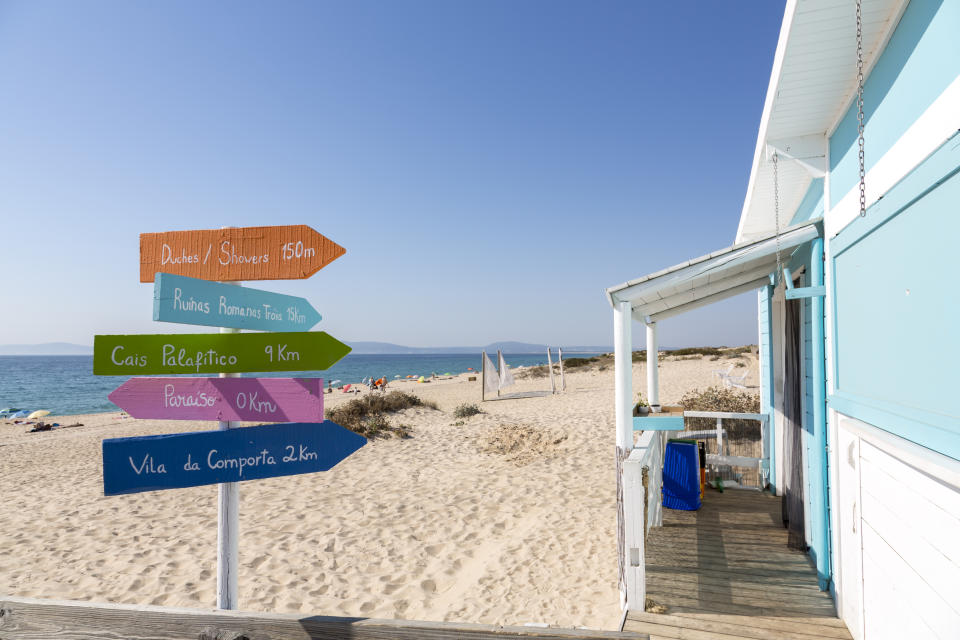 Autre pays moins touché par le Covid-19 : le Portugal. "Le Portugal possède des centaines de kilomètres de plages magnifiques le long de son littoral, parfaites pour des vacances en famille", note l'étude. En plus, la plage de Comporta n'est qu'à quelques kilomètres de Lisbonne. La plupart des hôtels ouvriront le 15 juin.<br>