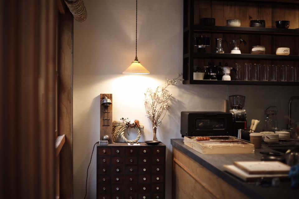 <p>自日本室內設計系畢業的老闆親手改造60年歲月的老屋，榻榻米、日式庭院，揉合老家具，以及各處的小巧思，讓人彷彿置身京都流咖啡館。</p> <cite>TokuToku-matcha & coffee</cite>