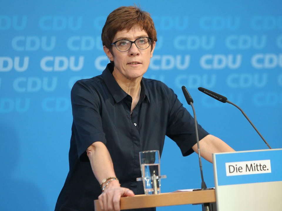 Eine Dienstpflicht für Flüchtlinge hält Kramp-Karrenbauer für einen “überlegenswerten Ansatz”. (Adam Berry/AFP)