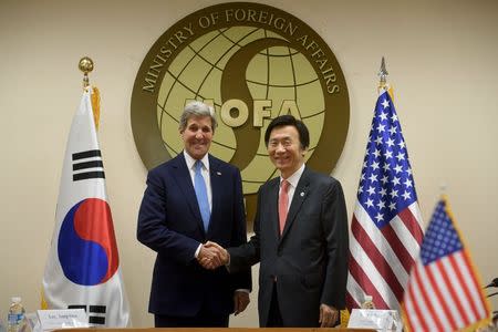 US Secretary of State John Kerry (L) shakes hands with South Korea's foreign minister Yun Byung-Se (R) prior to their meeting at the Ministry of Foreign Affairs in Seoul on May 18, 2015. REUTERS/Ed Jones/Pool