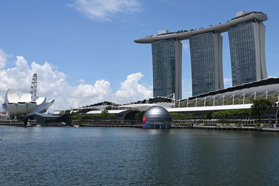 A general view shows the new Apple store (C), located in the water in front of the Marina Bay Sands, in Singapore on August 24, 2020. (Photo by Roslan RAHMAN / AFP) (Photo by ROSLAN RAHMAN/AFP via Getty Images)