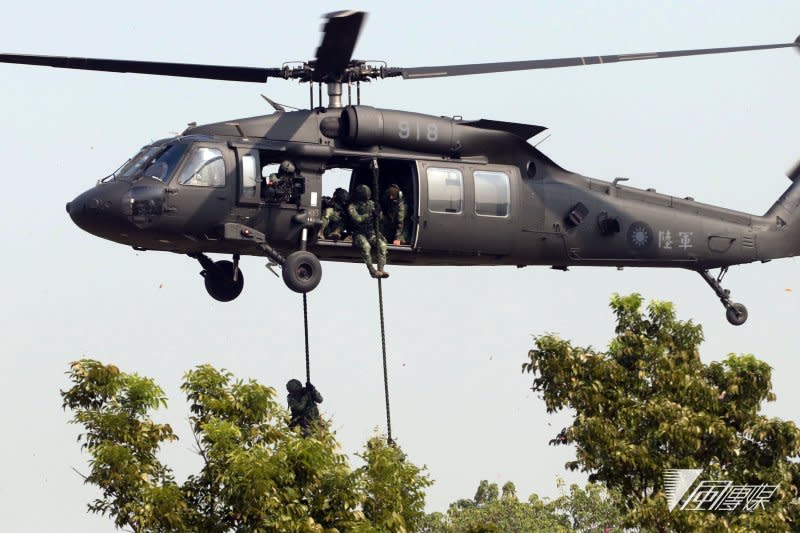 20170117-106年國軍春節加強戰備巡弋首站來到陸軍天山教練場，模擬重要目標遭到敵軍攻佔，陸軍派出UH-60M黑鷹直升機，搭載特戰部隊增援反擊。(蘇仲泓攝)