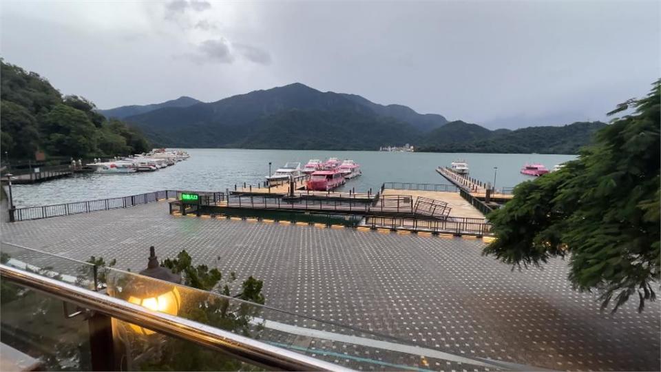 奇景！颱風雲雨帶遇陽光　日月潭現彩虹伴隨火燒雲