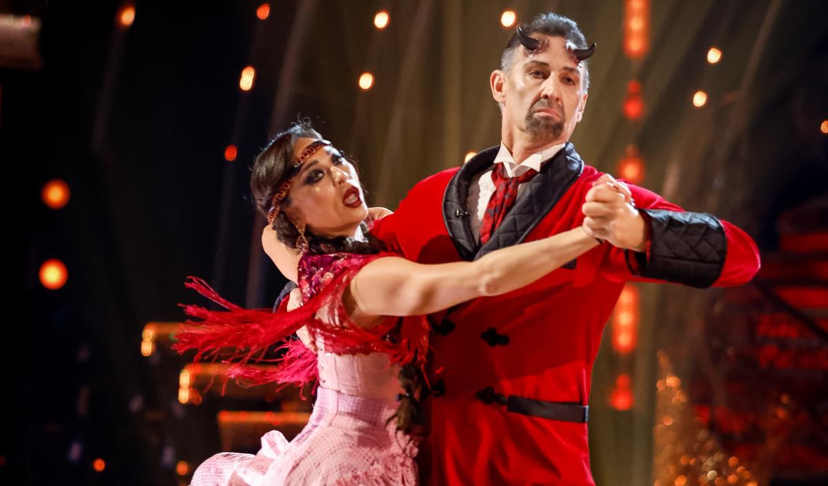 Strictly: Tony Adams says sorry for heckling Shirley Ballas