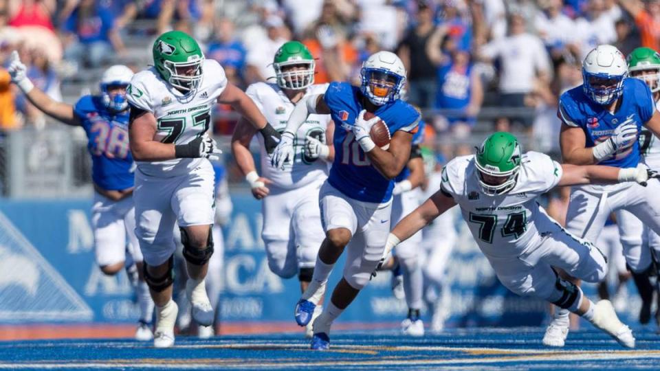 Boise State linebacker Andrew Simpson takes off after picking up a fumble Saturday in the second quarter, caused when Marco Notarainni sacked North Dakota’s quarterback.