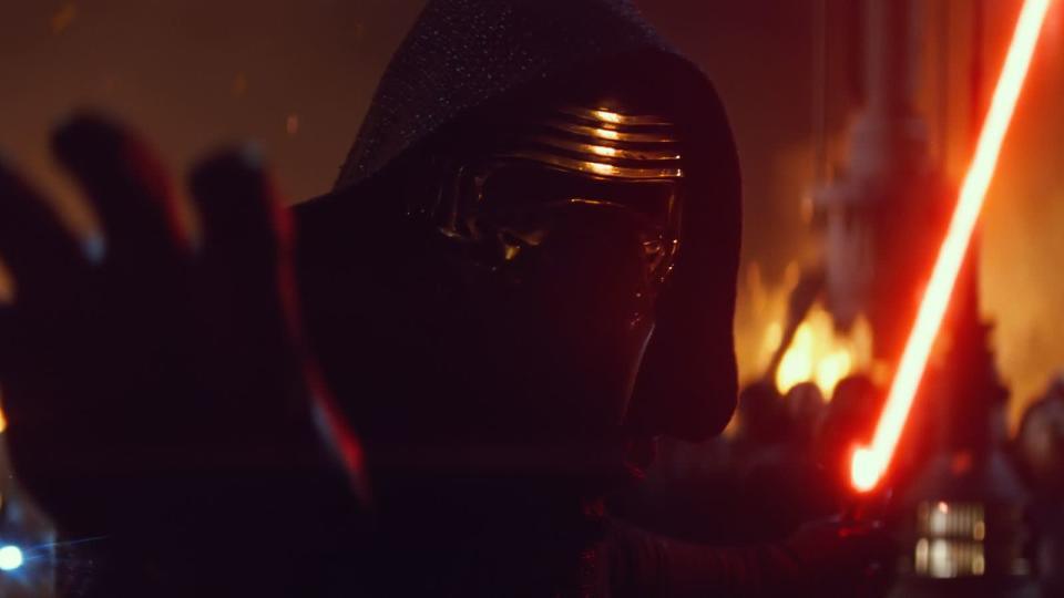 Kylo Ren (Adam Driver) eifert seinem Großvater nach - Anakin Skywalker alias Darth Vader! Der Sohn von Han Solo und Prinzessin Leia verfällt der dunklen Seite der Macht, verrät seinen Meister Luke Skywalker und schwingt sich zum Anführer der Ersten Ordnung auf. (Bild: 2015 Lucasfilm Ltd. & TM / Disney)
