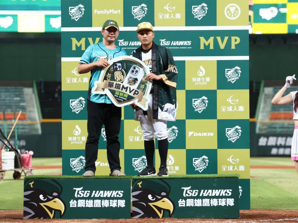 江承諺獲選為單場MVP。圖 / 翻攝自台鋼雄鷹 TSG HAWKS官方粉絲專頁