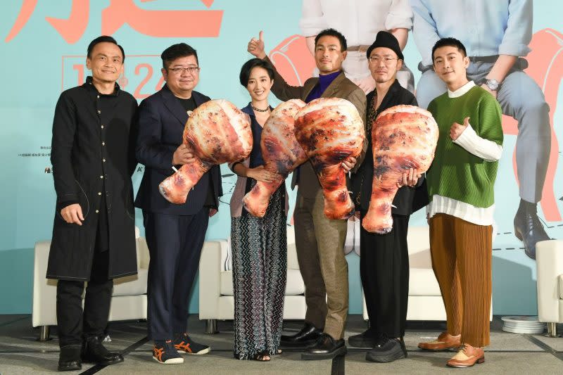 愛情喜劇片《腿》，導演張耀升率領演員桂綸鎂、楊祐寧與張少懷出席上映記者會。（甲上娛樂提供）