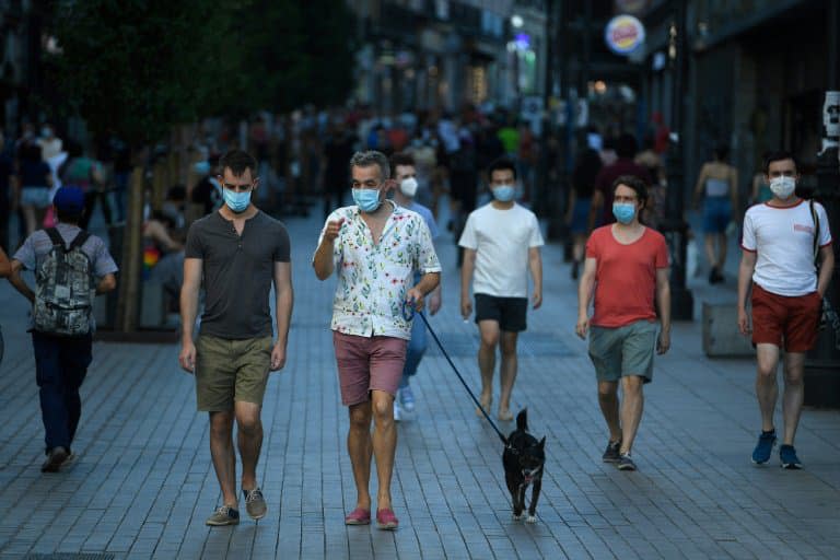 Des passants portant des masques obligatoires dans les lieux publics marchent dans le centre de Madrid le 30 juillet 2020  - PIERRE-PHILIPPE MARCOU © 2019 AFP