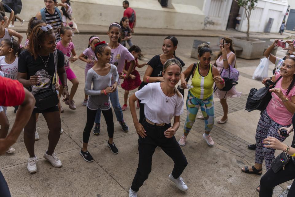 Persoanas se unen a una bailarina en el festival Ballet Beyond Borders en La Habana, Cuba, el martes 9 de enero de 2024. (Foto AP/Ramón Espinosa)