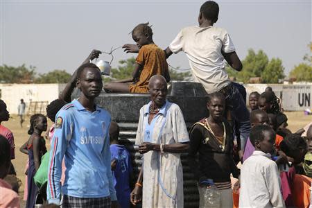 Civilians crowd inside the United Nations compound on the outskirts of the capital Juba in South Sudan, December 17, 2013. REUTERS/Hakim George