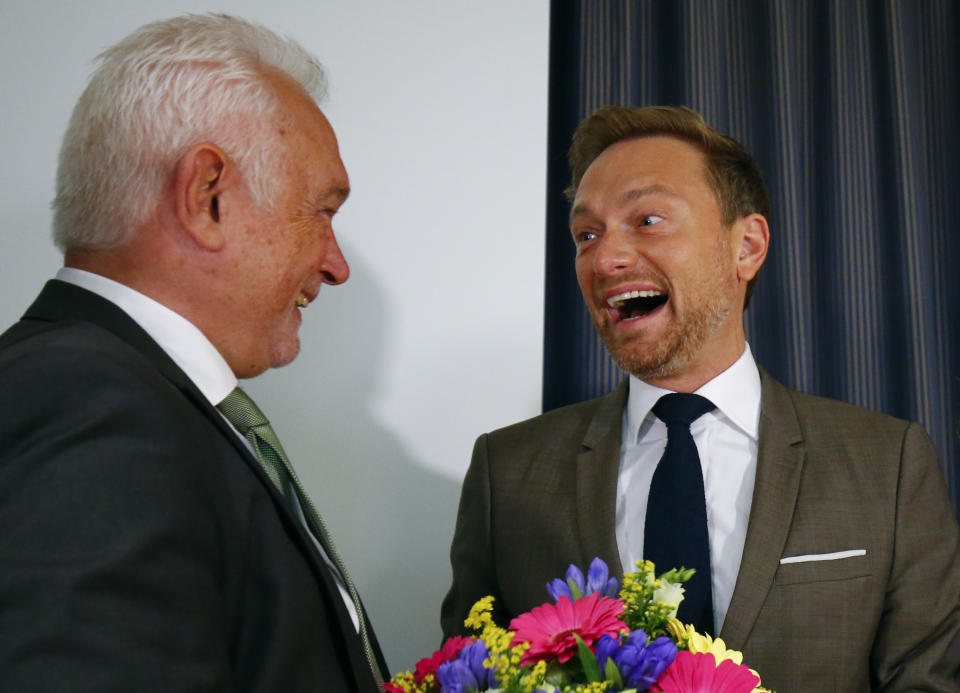 Haben auch mal gut lachen: FDP-Vize Wolfgang Kubicki (links) und Parteivorsitzender Christian Lindner im  Berliner Hauptquartier im Jahr 2017 (Bild: REUTERS/Ralph Orlowski)
