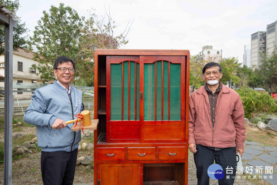 環保局長江盛任恭喜得標者標到二手家具。