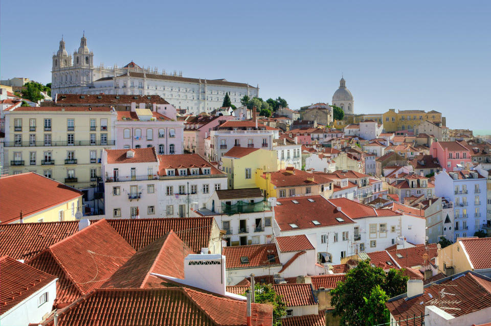 <p>Perderse por las calles del barrio más famoso y antiguo de Lisboa es una obligación si quieres respirar la verdadera esencia de la ciudad. (Foto: <a rel="nofollow noopener" href="https://pixabay.com/" target="_blank" data-ylk="slk:Pixabay;elm:context_link;itc:0;sec:content-canvas" class="link ">Pixabay</a>). </p>