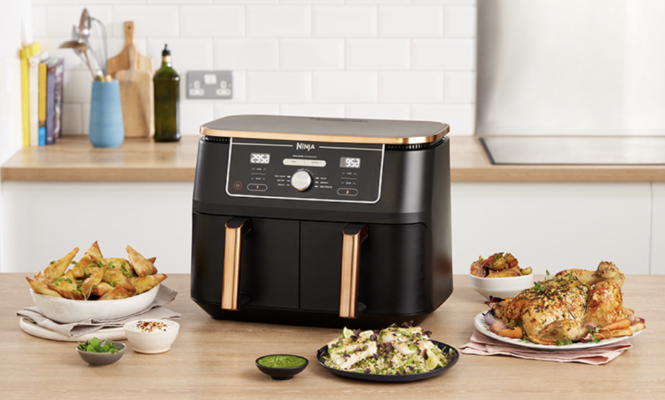 In der auf Amazon exklusiven Kupfer-Edition: Der Airfryer von Ninja Foodi zaubert nicht nur köstliche und schnelle Mahlzeiten, sondern sieht dabei auch richtig gut aus. (Bild: Amazon)