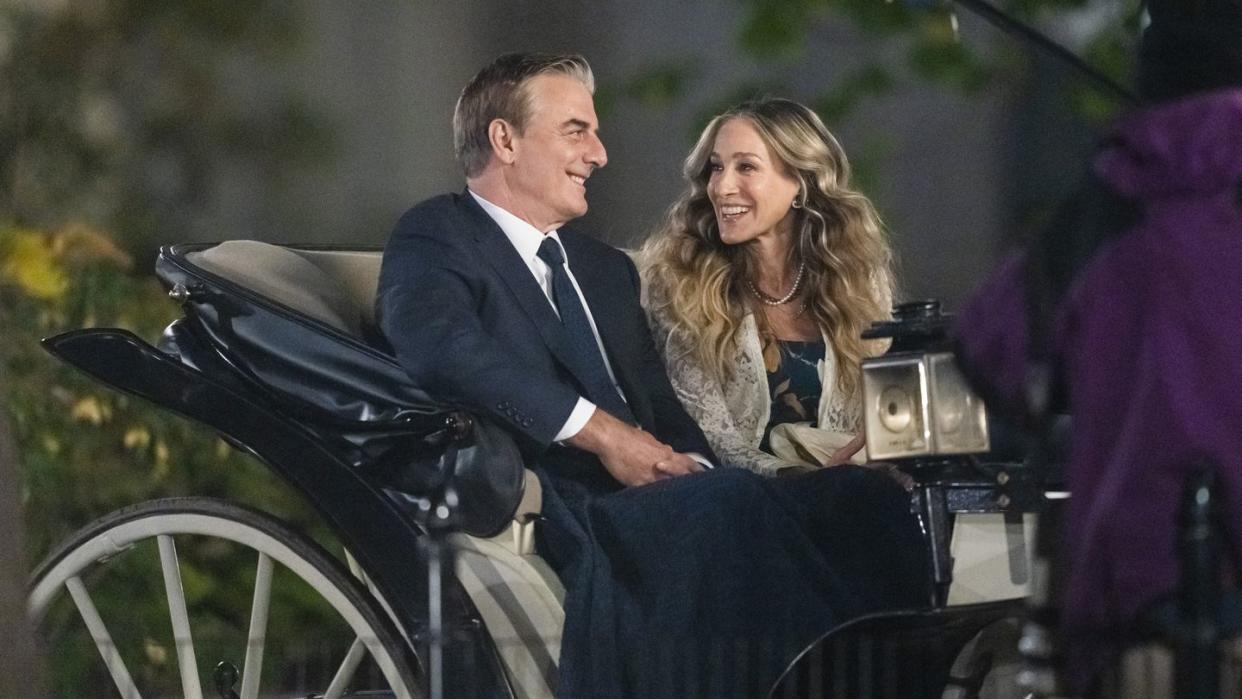 chris noth and sarah jessica parker in a carriage