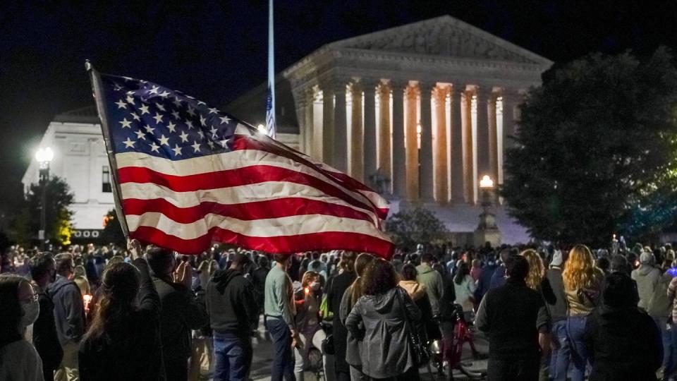 Menschen versammeln sich vor dem Obersten Gerichtshof der USA, um ihren Respekt gegenüber der verstorbenen Richterin Ruth Bader Ginsburg zu zeigen.