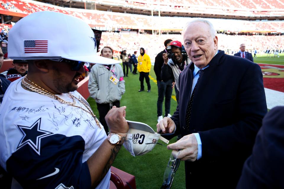 Jerry Jones signs autographs before the Cowboys' NFC divisional playoff game against the 49ers on Jan. 22.