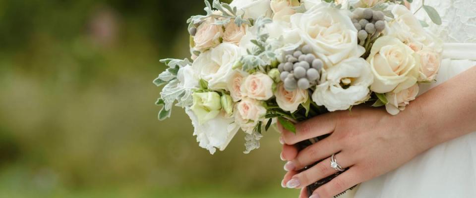 bride holding a bouquet